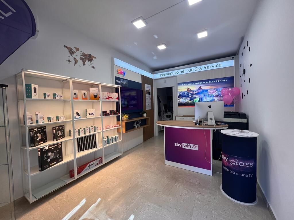 Scaffali accessori Sky, store Marconia.