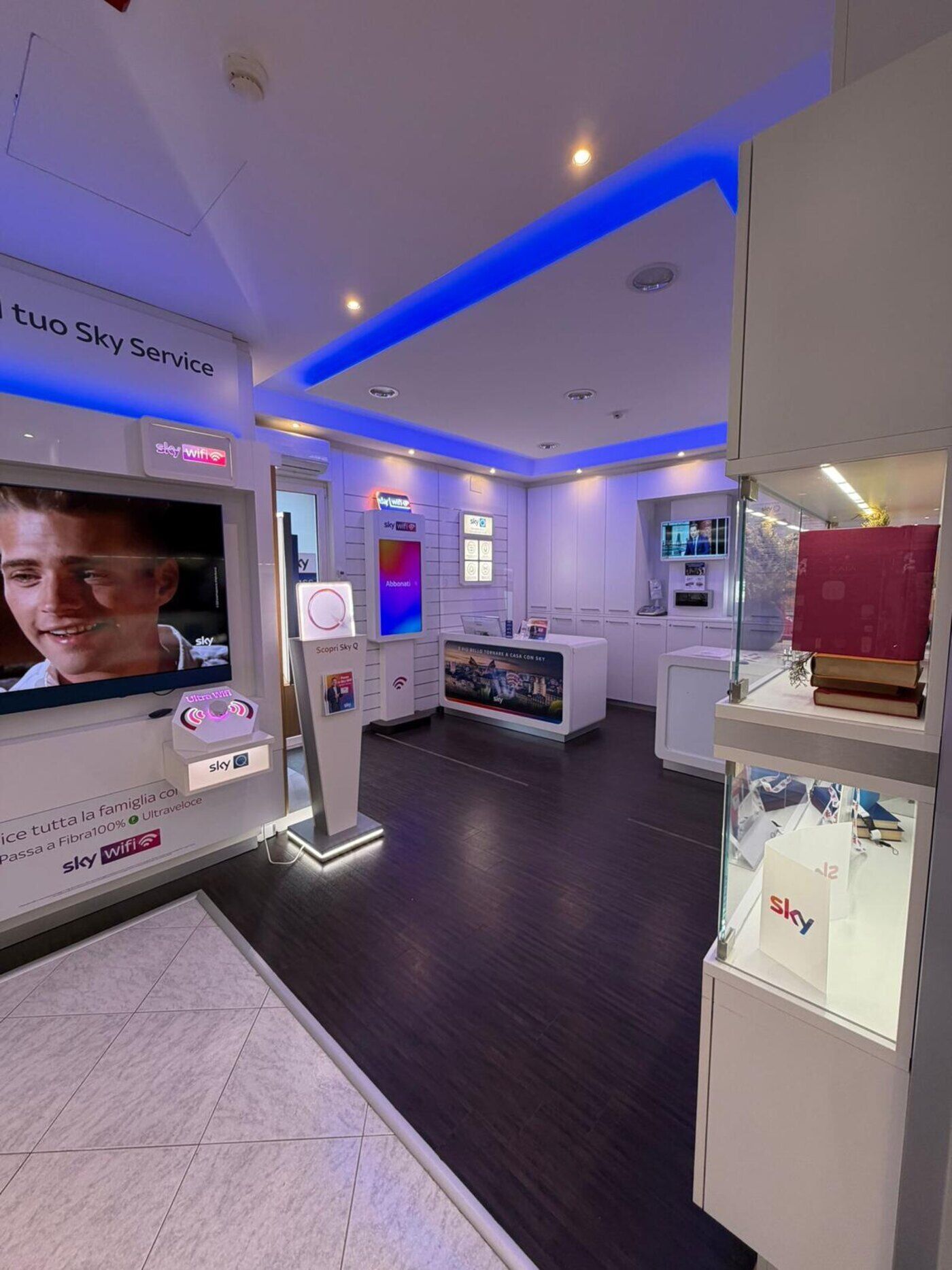 Parete TV Sky con demo, store Martina Franca.
