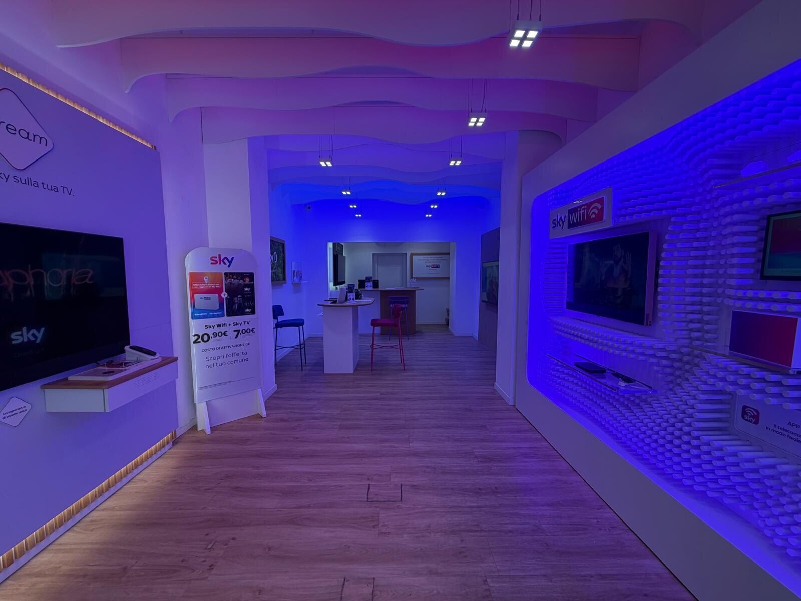 Parete TV Sky Glass blu, store di Taranto.
